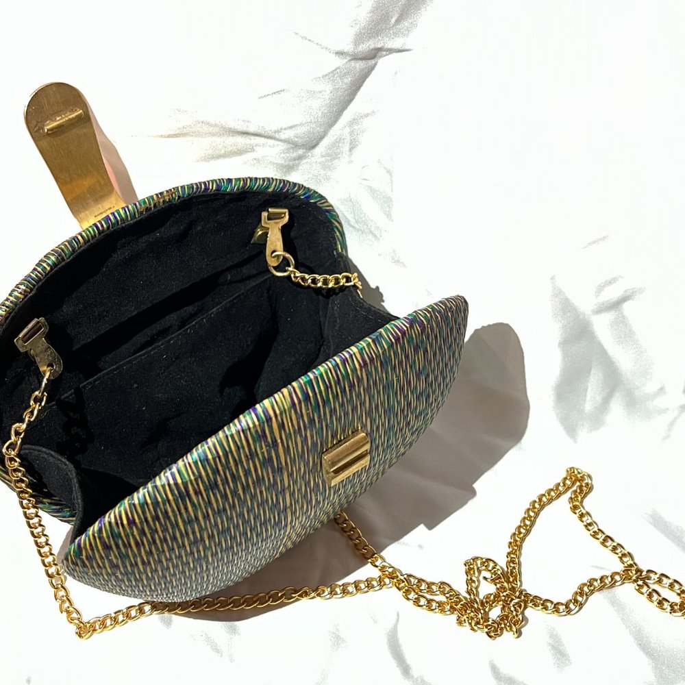 Clam Shell Crossbag - Picture 2 of 5